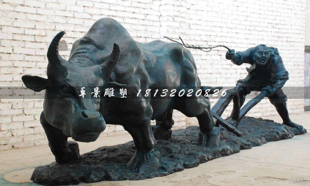 銅雕耕牛，耕地銅牛雕塑