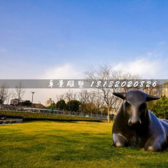臥牛銅雕，草地銅牛雕塑
