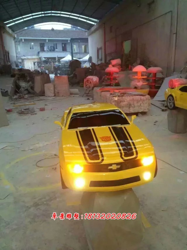 仿真汽車雕塑，廣場(chǎng)汽車玻璃鋼雕塑