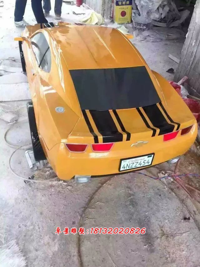 仿真汽車雕塑，廣場(chǎng)汽車玻璃鋼雕塑
