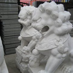 白色石頭獅子雕塑，白色石獅子