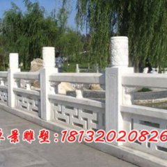 小湖邊石頭，擋板石雕