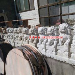 漢白玉石獅子雕塑，機(jī)器雕刻石獅子
