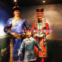 玻璃鋼少數(shù)民族人物雕塑，一家三口雕塑