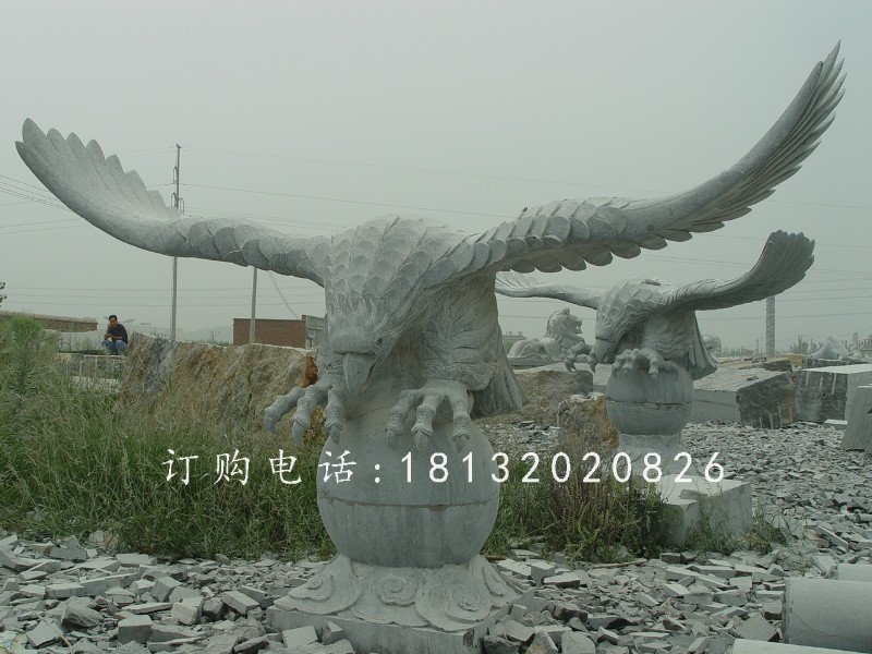 踩球老鷹石雕,青石雄鷹展翅雕塑