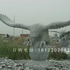 踩球老鷹石雕，青石雄鷹展翅雕塑