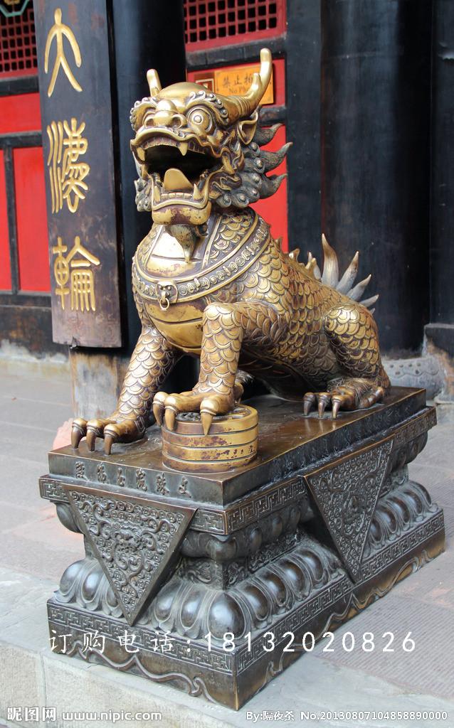 腳踩錢幣的麒麟銅雕，銅雕神獸