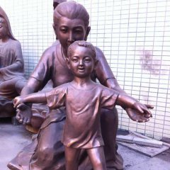 媽媽教兒子走路銅雕，公園人物銅雕