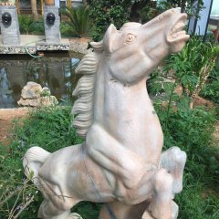 晚霞紅馬雕塑，廣場石雕馬