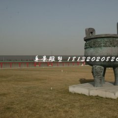 三足銅鼎，廣場青銅鼎