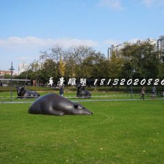 臥著的牛銅雕，公園群牛雕塑
