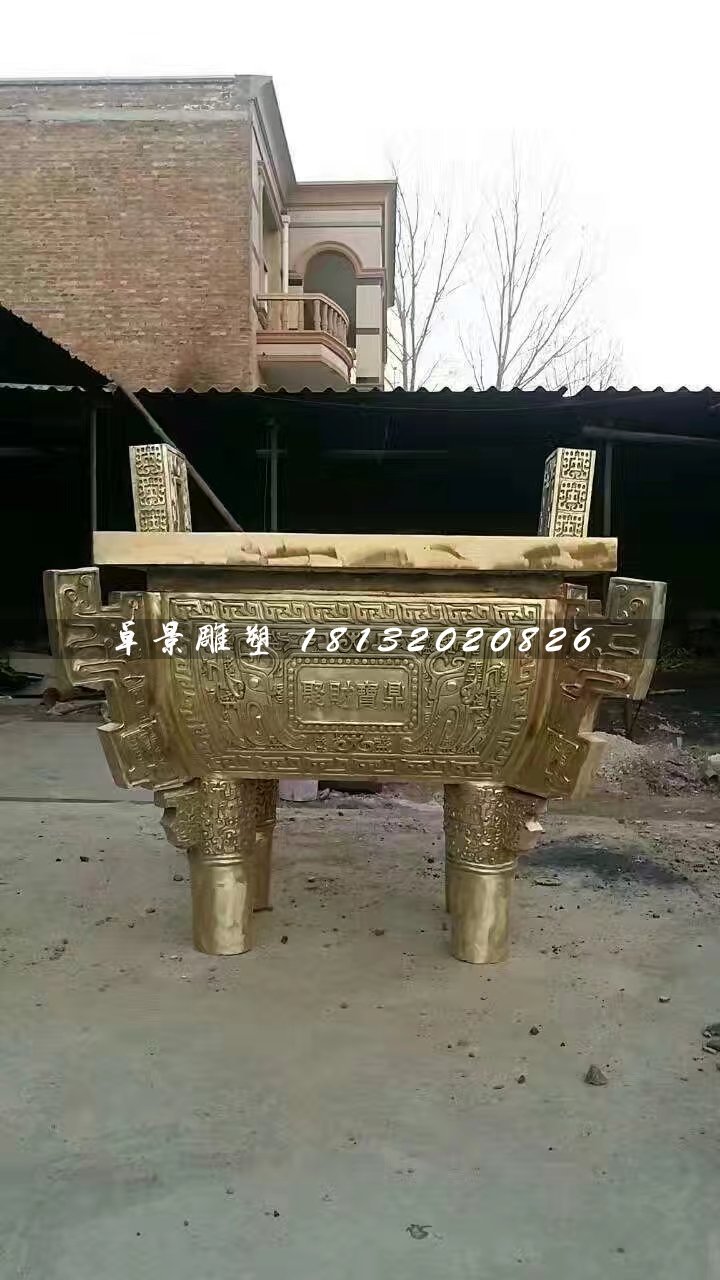 聚財(cái)寶鼎銅雕，廣場(chǎng)四足鼎