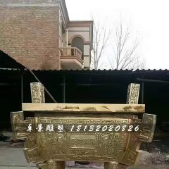 聚財寶鼎銅雕，廣場四足鼎