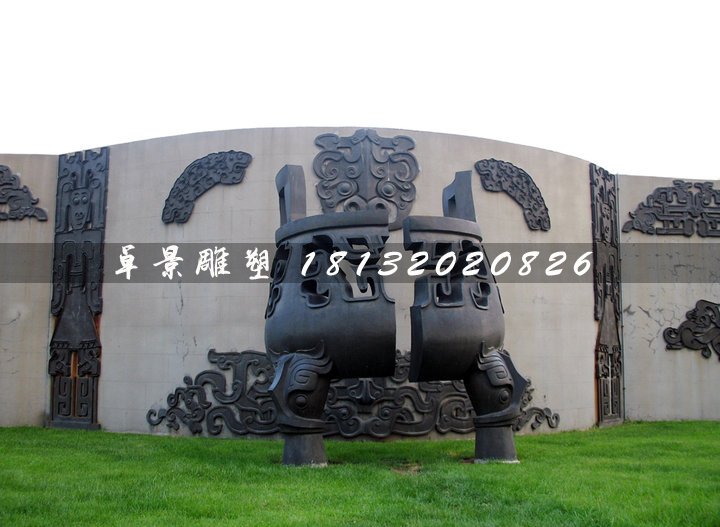 破裂的銅鼎，廣場三足鼎