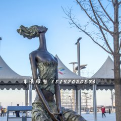 仰望藍天的少女銅雕，公園景觀雕塑