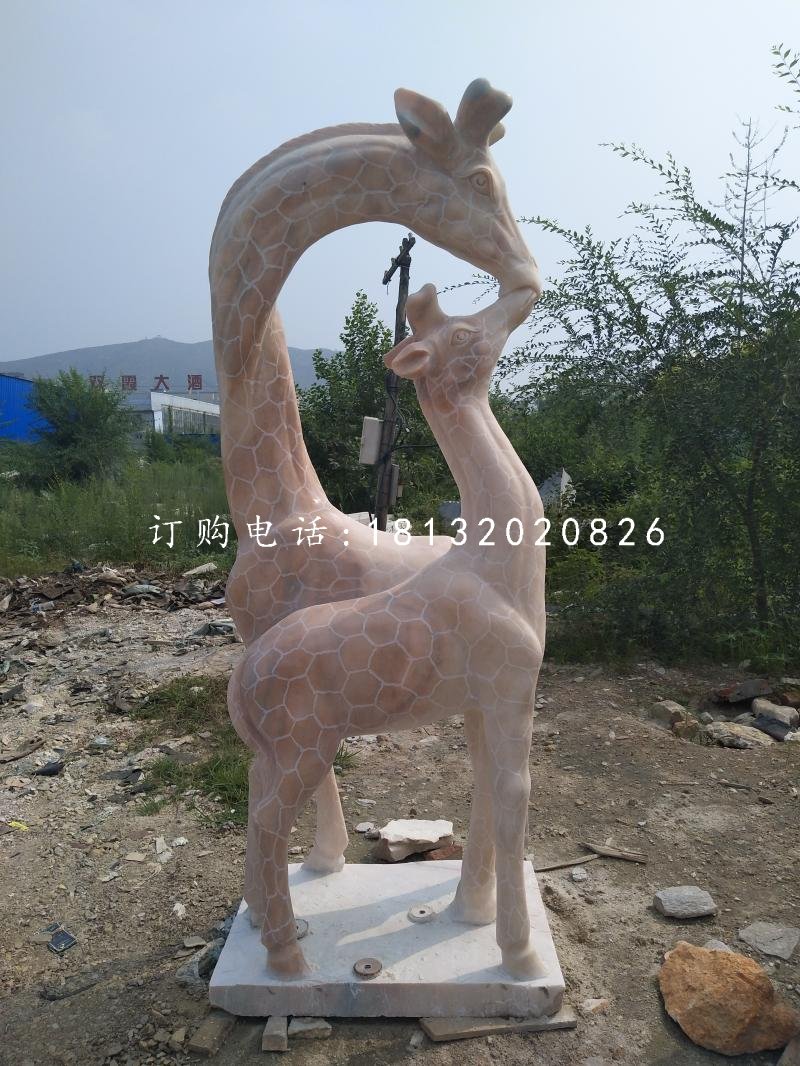 晚霞紅親嘴鹿，公園長(zhǎng)頸鹿石雕