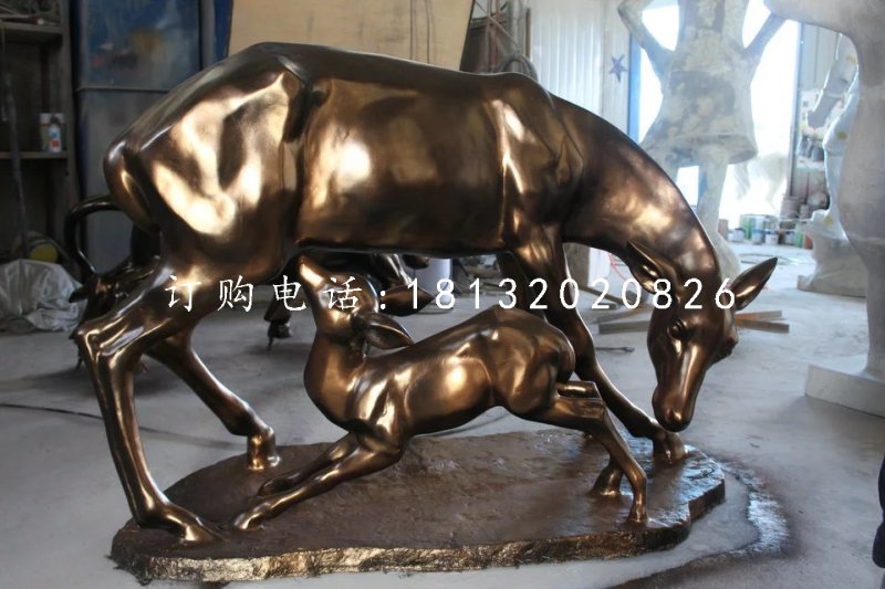 母子鹿雕塑，玻璃鋼仿銅動(dòng)物雕塑