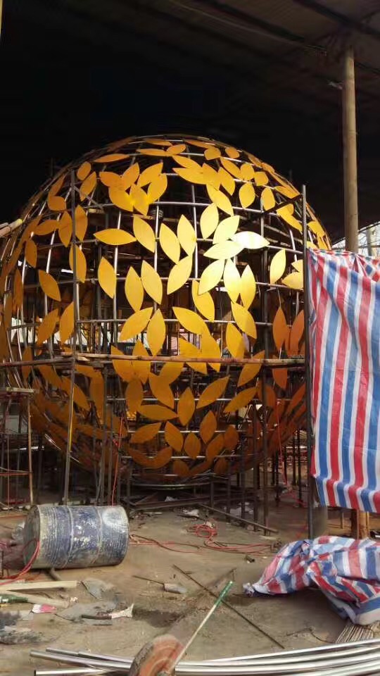 不銹鋼樹(shù)葉鏤空球雕塑，景觀不銹鋼雕塑