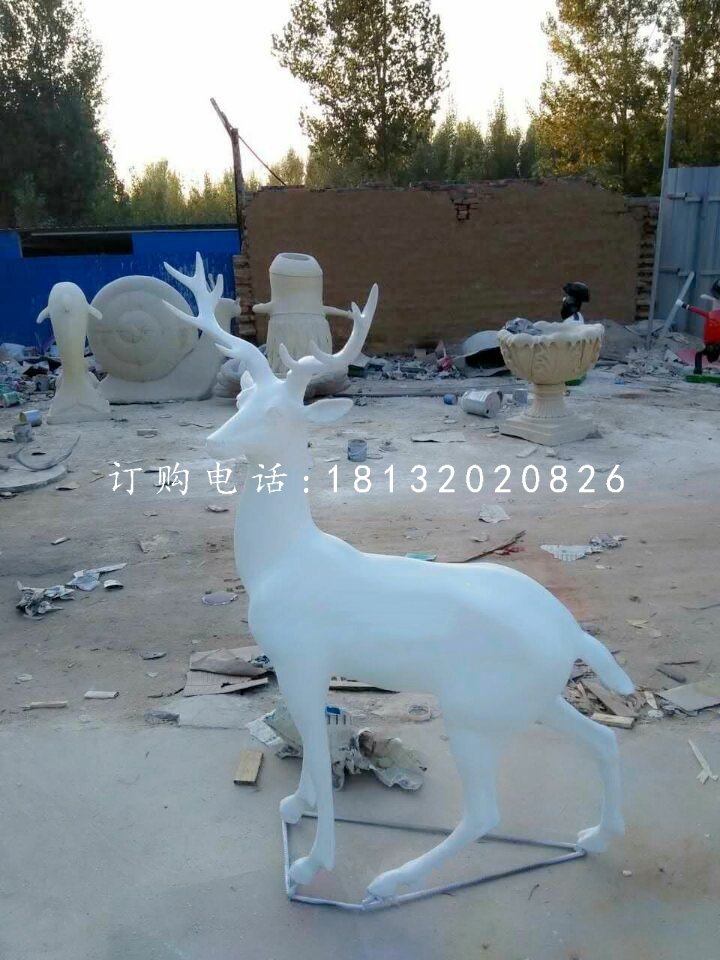 白色的小鹿雕塑，玻璃鋼動物雕塑