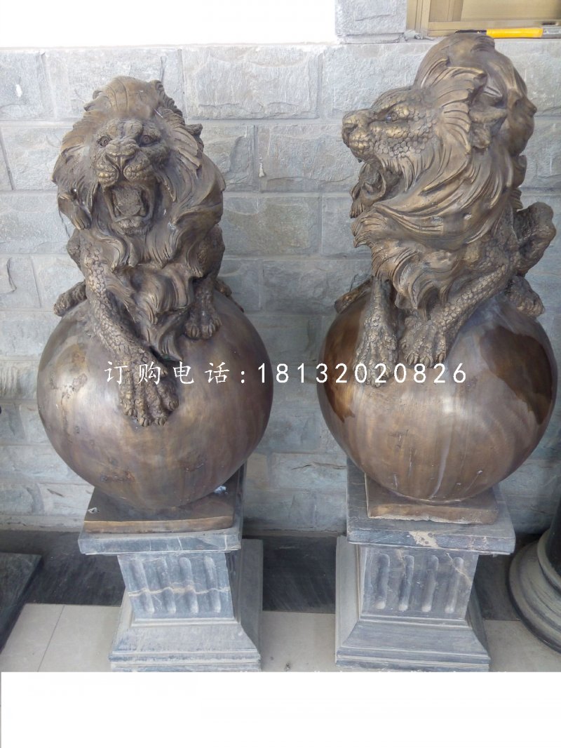 趴在球上的西洋獅銅雕，鑄銅獅子