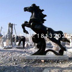 黑馬石雕，廣場黑馬雕塑