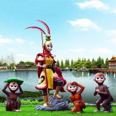 孫悟空和小猴子雕塑，玻璃鋼卡通動(dòng)物雕塑