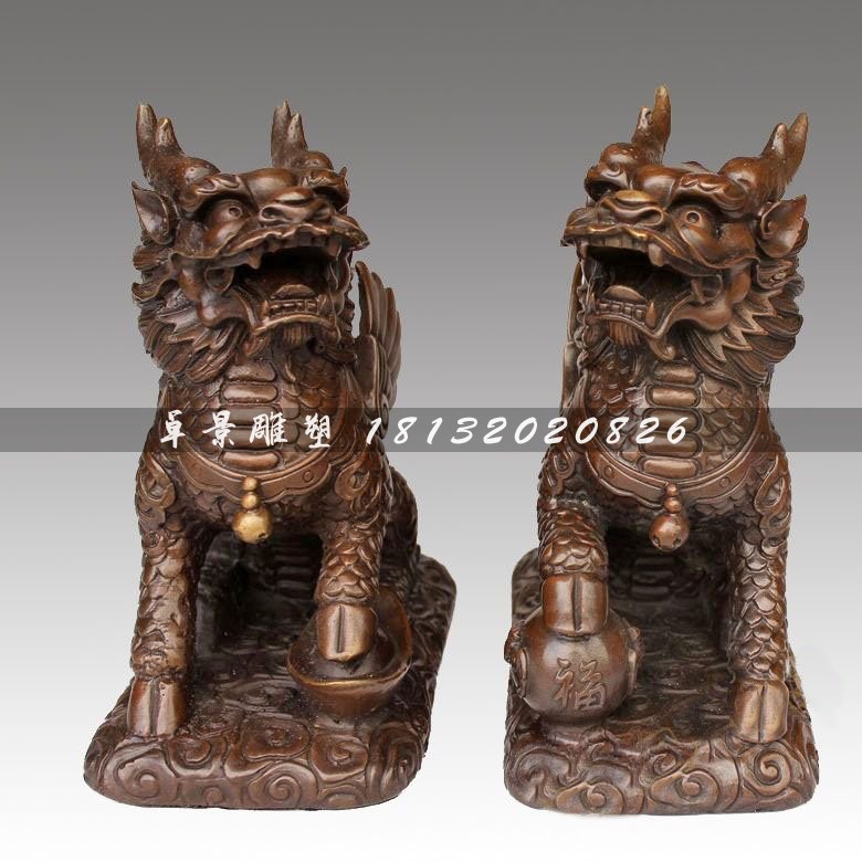 腳踩錢幣的麒麟銅雕，銅雕神獸